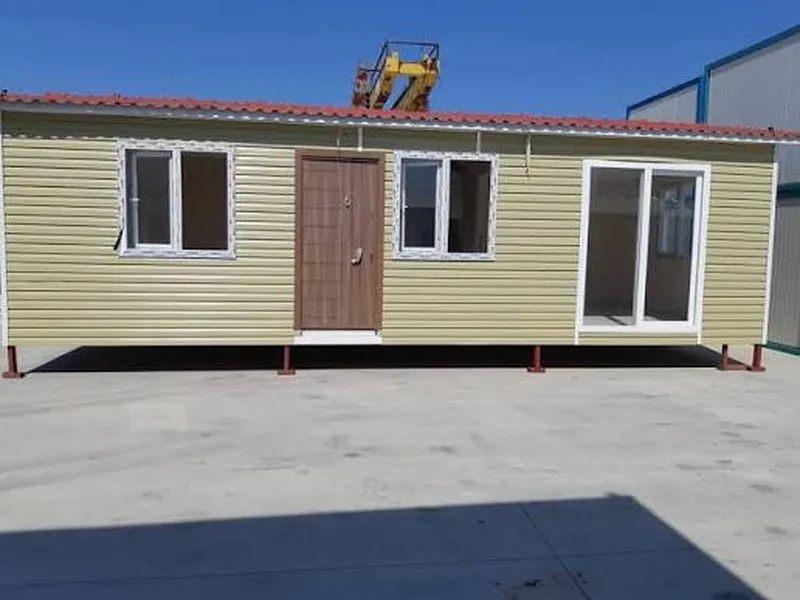 Tek katlı açık renk modüler konteyner bina
