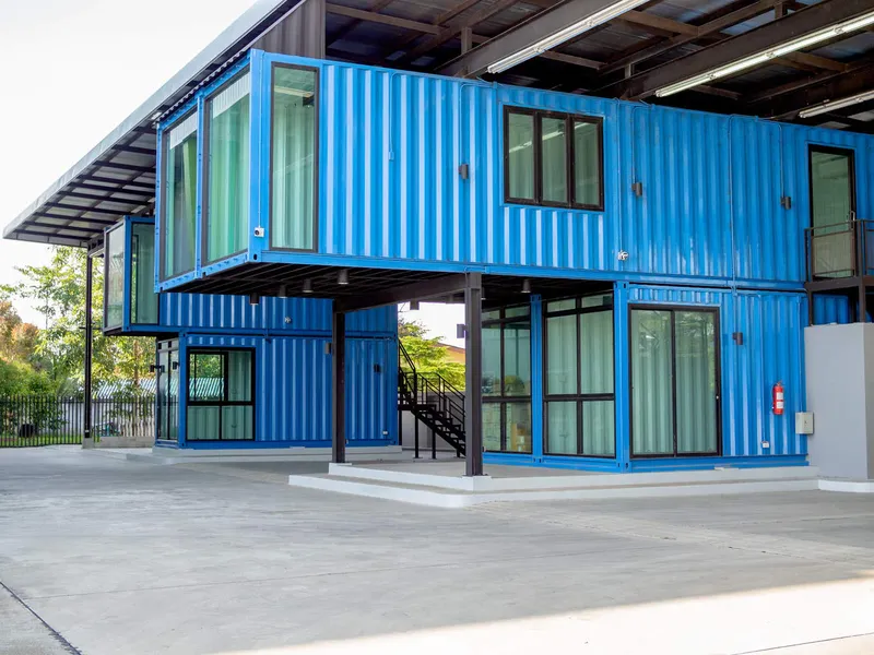 Siyah cepheli iki katlı modern konteyner yapı